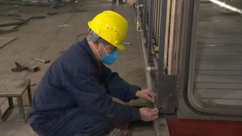 大寫的贊 杭州富陽(yáng)這兩家企業(yè)開(kāi)足馬力生產(chǎn)防護(hù)用品