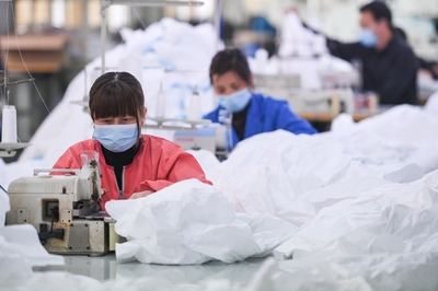 湖北潛江:轉(zhuǎn)產(chǎn)防護(hù)服 助力一線抗疫