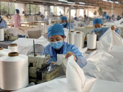 2天增加一個新車間 黃巖防護(hù)服生產(chǎn)企業(yè)擴(kuò)產(chǎn)50%