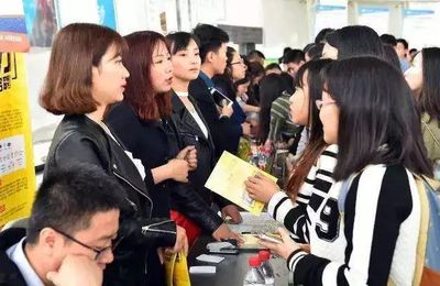 畢業兩年仍算應屆生？大學生擇業期政策解析