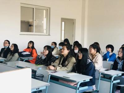 英語學院召開2018級研究生就業(yè)指導(dǎo)會，聚焦高效尋聘
